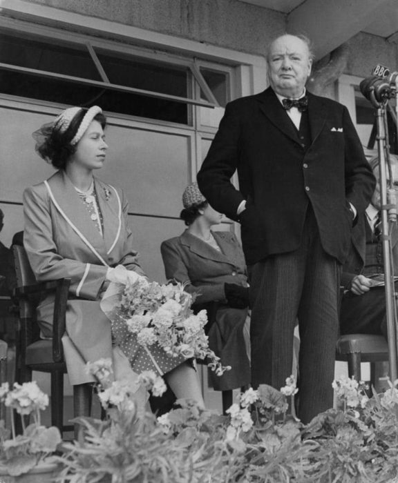 Elisabetta II insieme al Primo Ministro Sir Winston Churchill