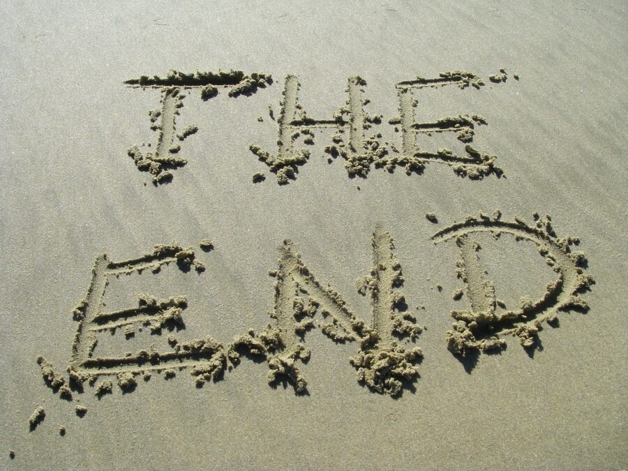 Scritta sulla sabbia The end